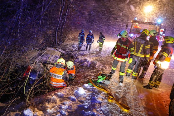 In Pettenbach (Bez. Kirchdorf) rutschte eine Mutter mit ihren Kindern in einen Bach.