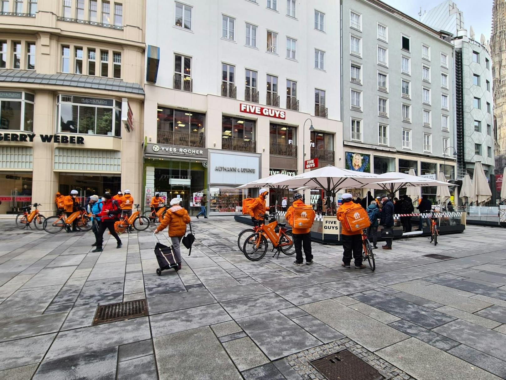 Zahlreiche Lieferando-Mitarbeiter vor der neuen Five Guys-Filiale in Wien