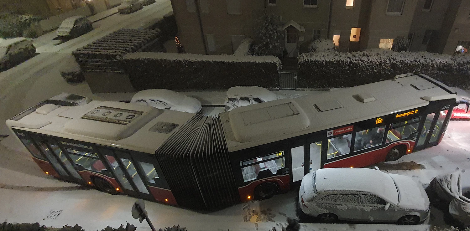 Durch den heftigen Schneefall kam es am Dienstagabend zu einem Unfall