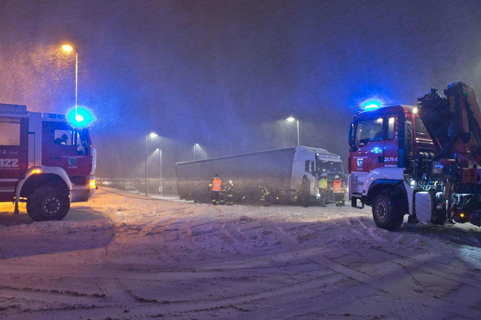 Aufgrund der Sperre der A21 wegen hängengebliebener Lkws auf der Schneefahrbahn musste in der Nacht auf 27. Jänner 2021 mehrere Feuerwehren im Bezirk Baden ausrücken. Die Freiwelligen standen bis ca. 01.30 Uhr im Einsatz.
