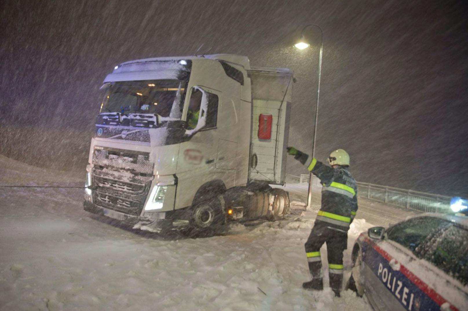 Schnee-Chaos in NÖ: Hängengebliebene Lkws auf der A21 am 26. Jänner 2020