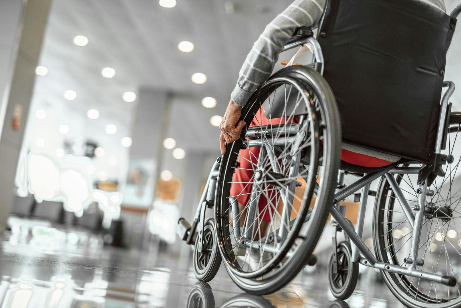 Die körperlichen angriffe waren so heftig, dass die 71-Jährige aus ihrem Rollstuhl fiel.
