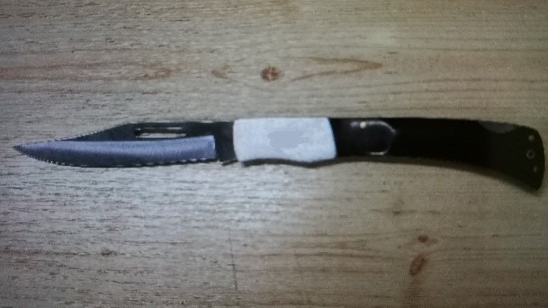  Bei einer Personendurchsuchung konnte eine geringe Menge Suchtmittel sowie das Klappmesser sichergestellt werden.
