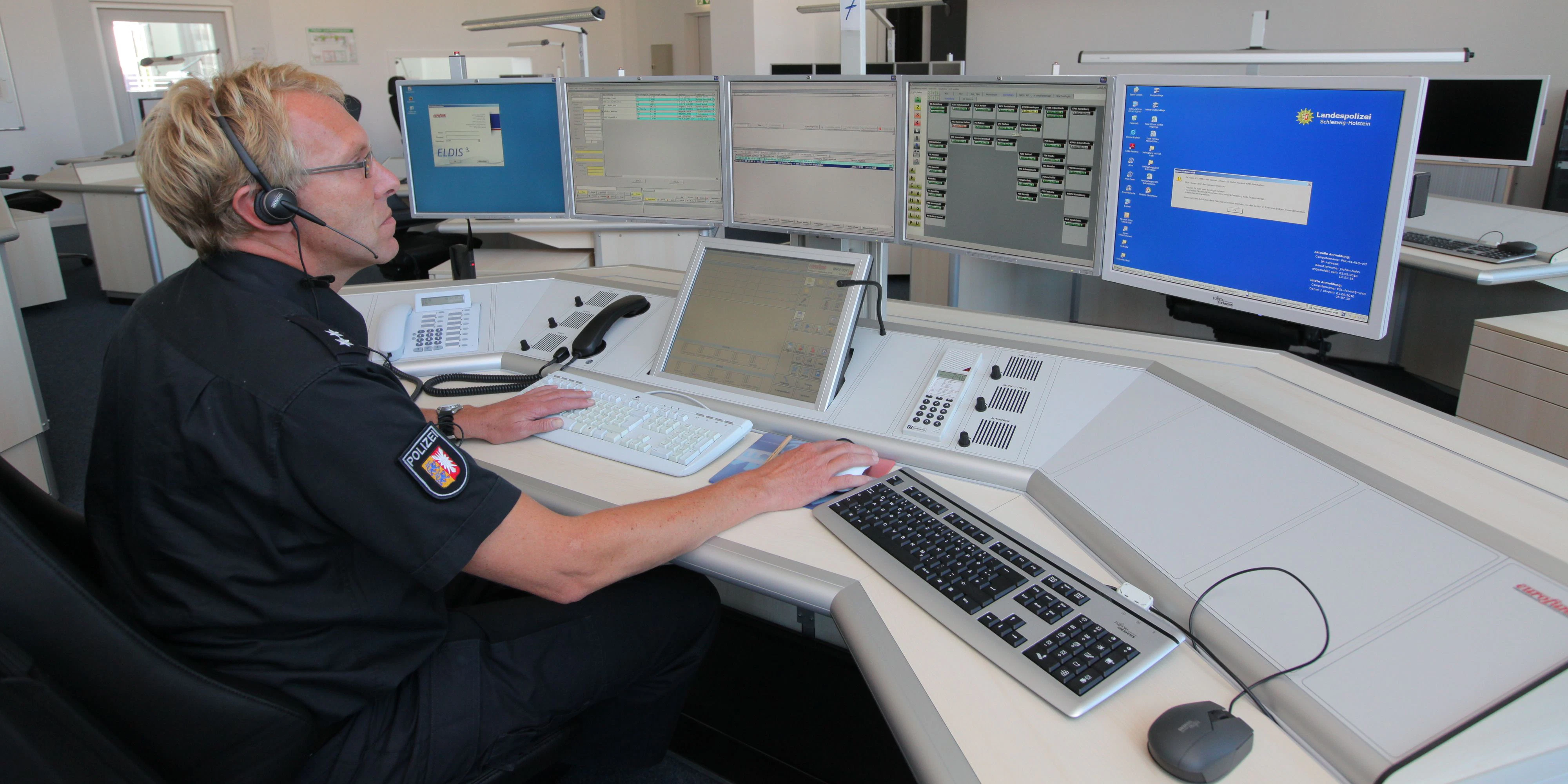 Zwei Jugendliche haben ein Telefongespräch mit einem Polizisten im Netz veröffentlicht.
