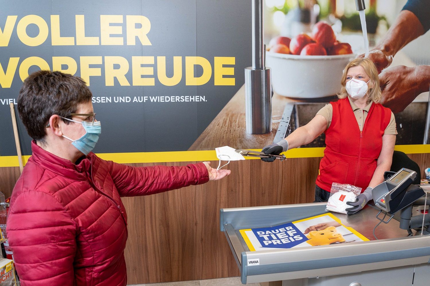 BILLA, MERKUR und PENNY stellten Kunden gratis FFP2-Masken aus Österreich zur Verfügung