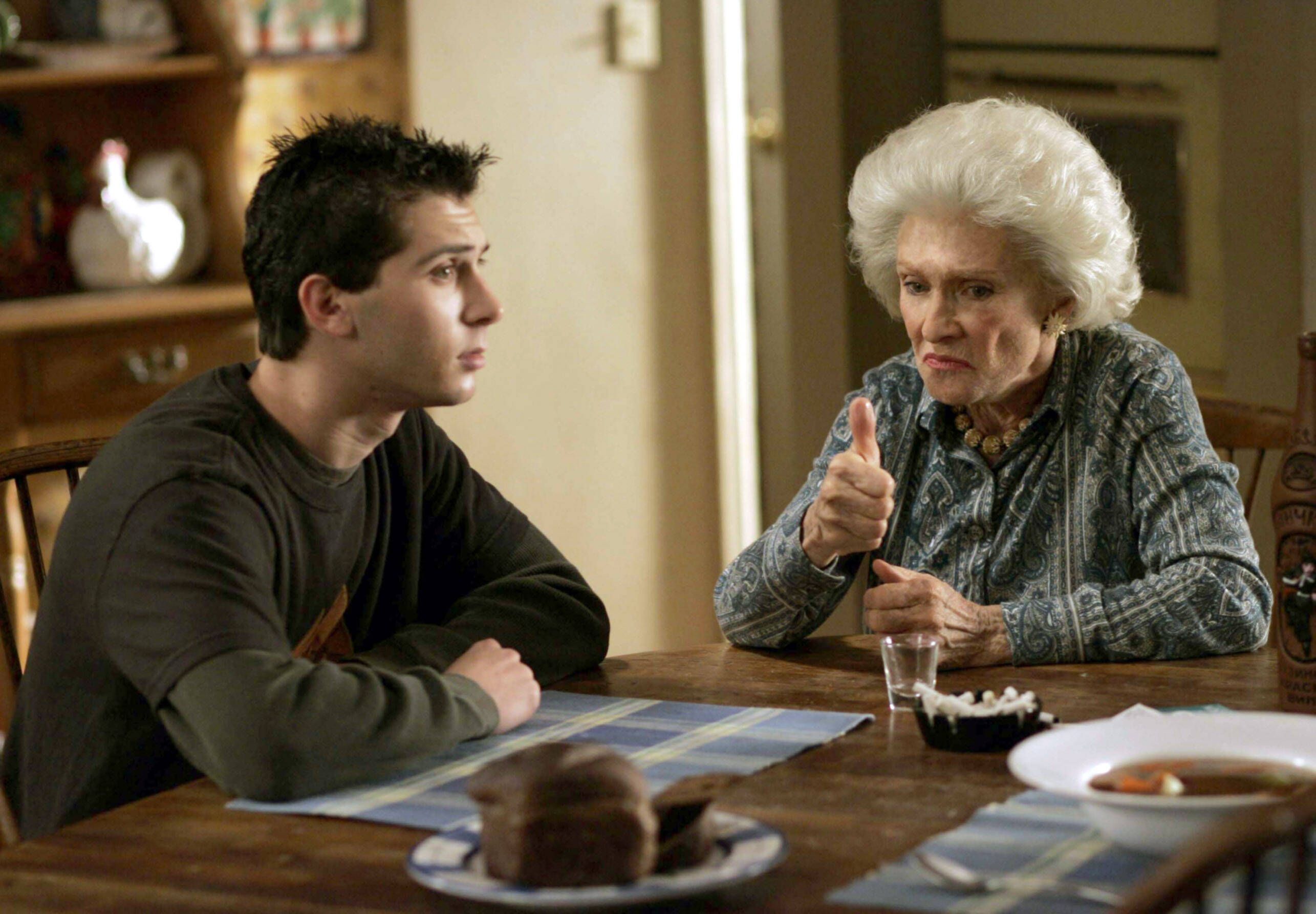 Schauspielerin Cloris Leachman als Oma mit Reese (l.)