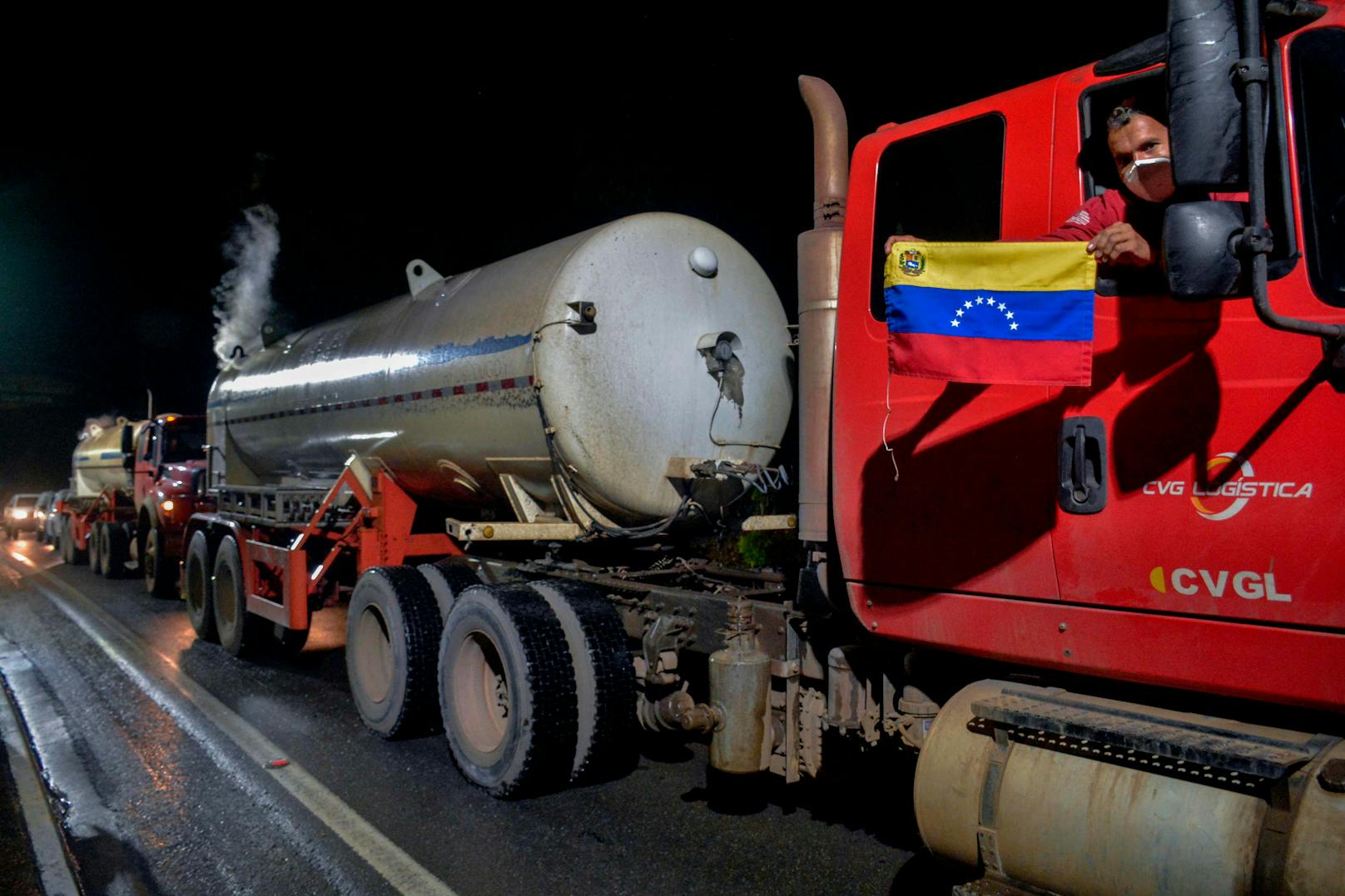Sauerstoff-Nachschub wurde bereits aus dem benachbarten Venezuela importiert. Wie das Nachrichtenportal Portal do Holanda berichtete, transportierte der Konvoi mehr als 100.000 Kubikmeter Sauerstoff. Dies entspricht den Angaben zufolge dem Bedarf von eineinhalb Tagen.