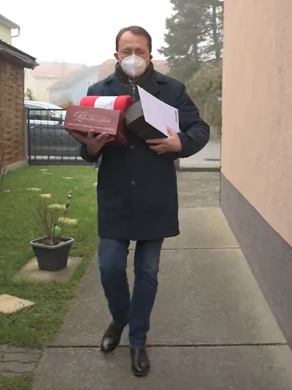 SP-Bürgermeister Matthias Stadler überbrachte dem Jubilar eine Torte.