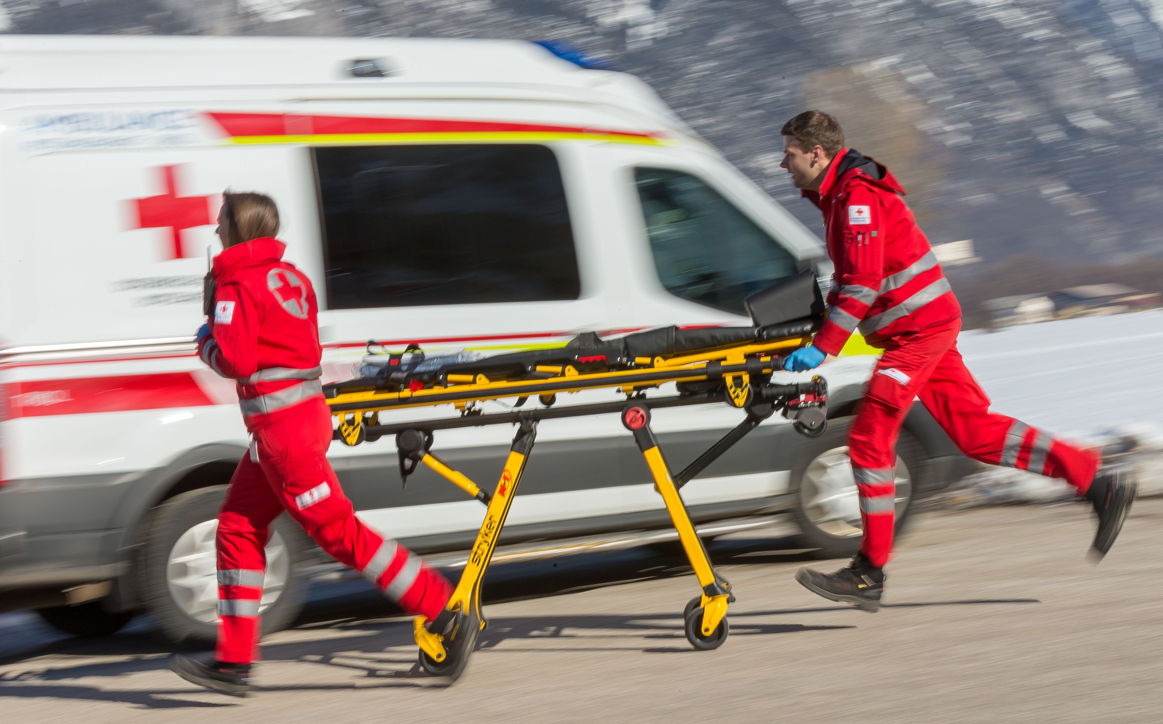 Sanitäter des Roten Kreuzes mit einer Trage.