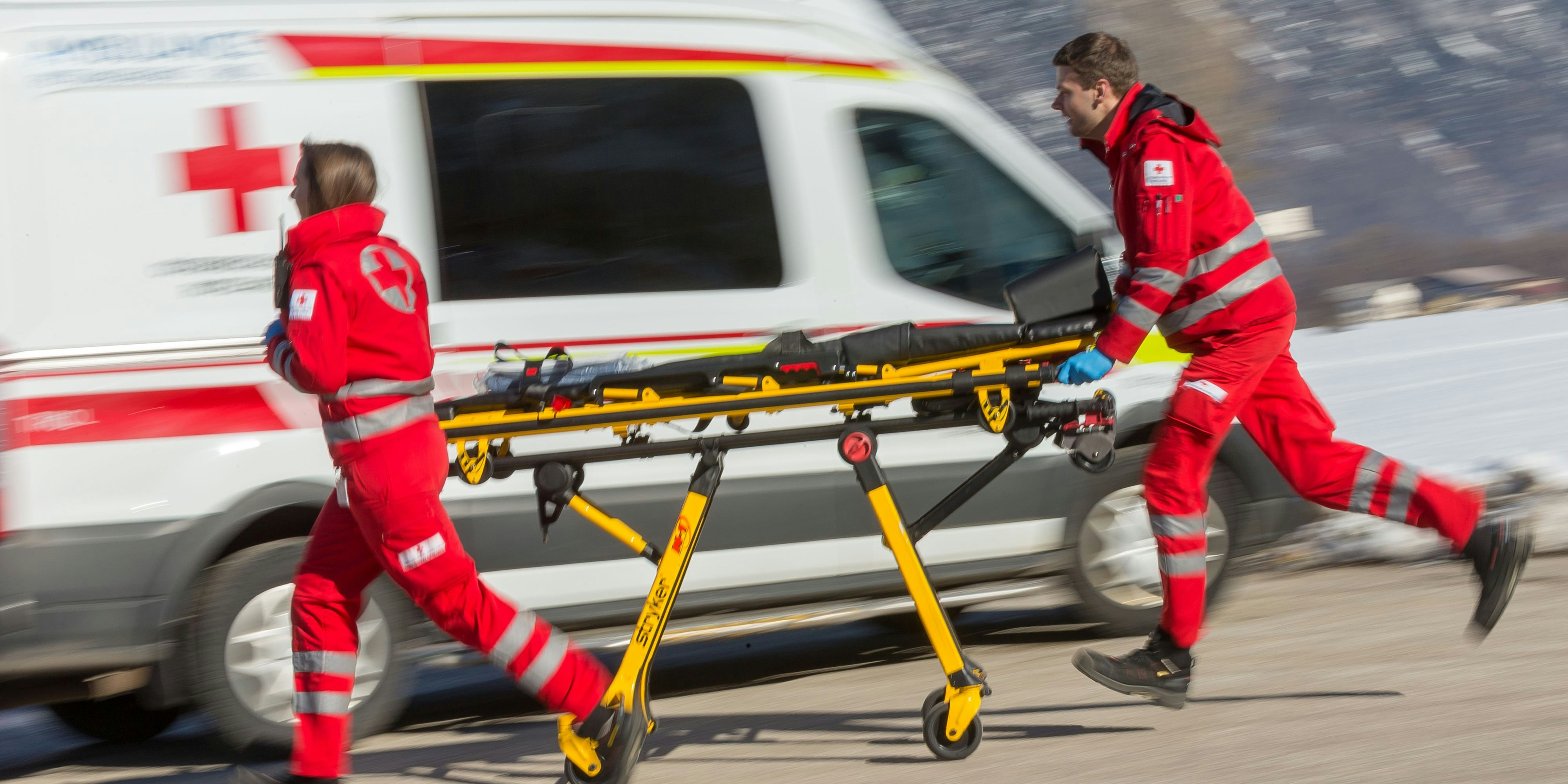 Sanitäter des Roten Kreuzes mit einer Trage.