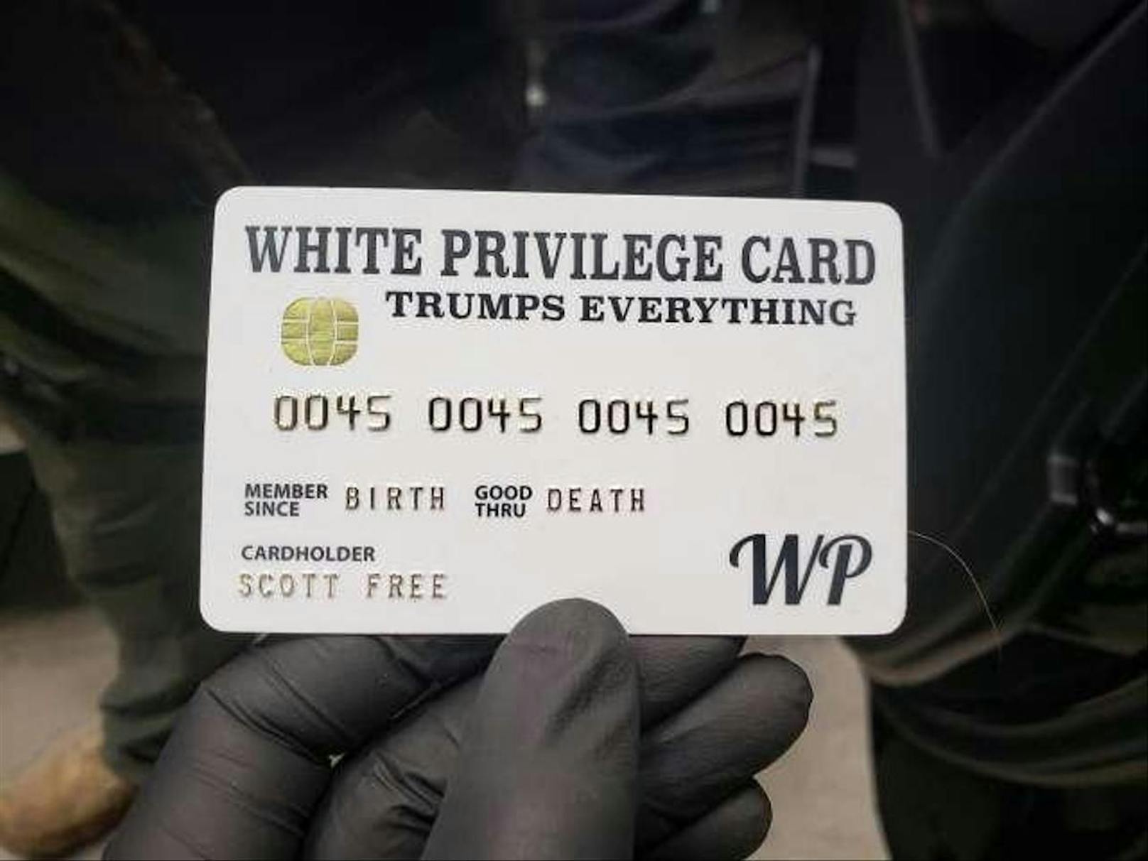 Der 43-Jährige besaß auch diese "White Privilege Card".