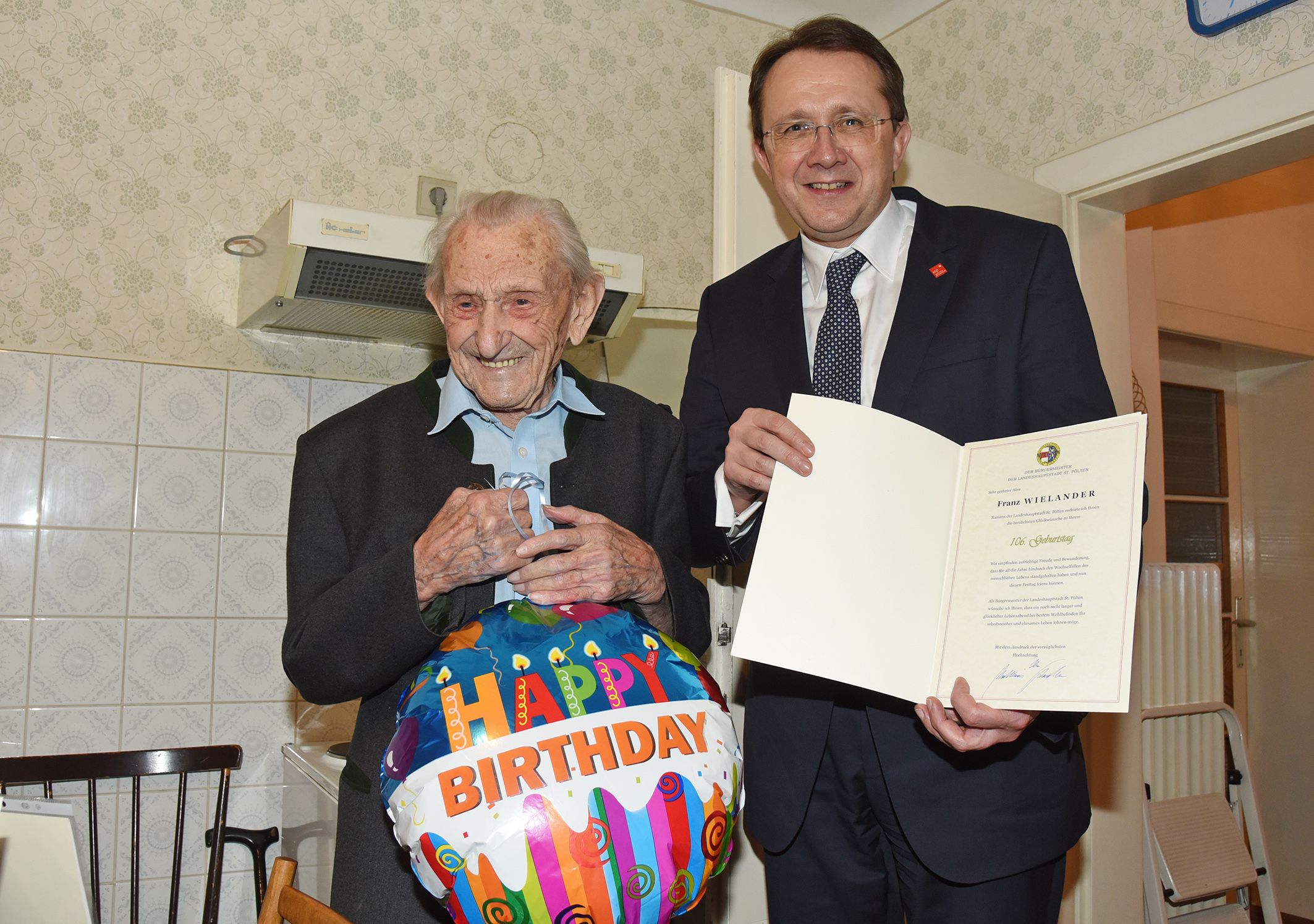 Mit 107 Jahren ältester St. Pöltner: Franz Wieländer mit SP-Bürgermeister Matthias Stadler im Vorjahr an seinem Geburtstag.