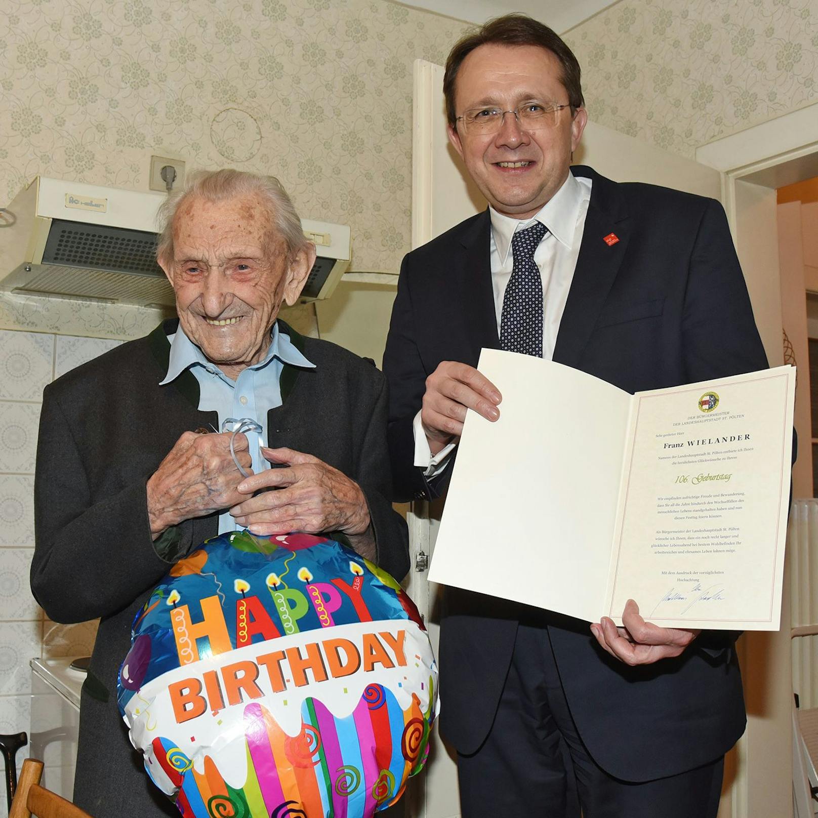 Mit 107 Jahren ältester St. Pöltner: Franz Wieländer mit SP-Bürgermeister Matthias Stadler im Vorjahr an seinem Geburtstag.