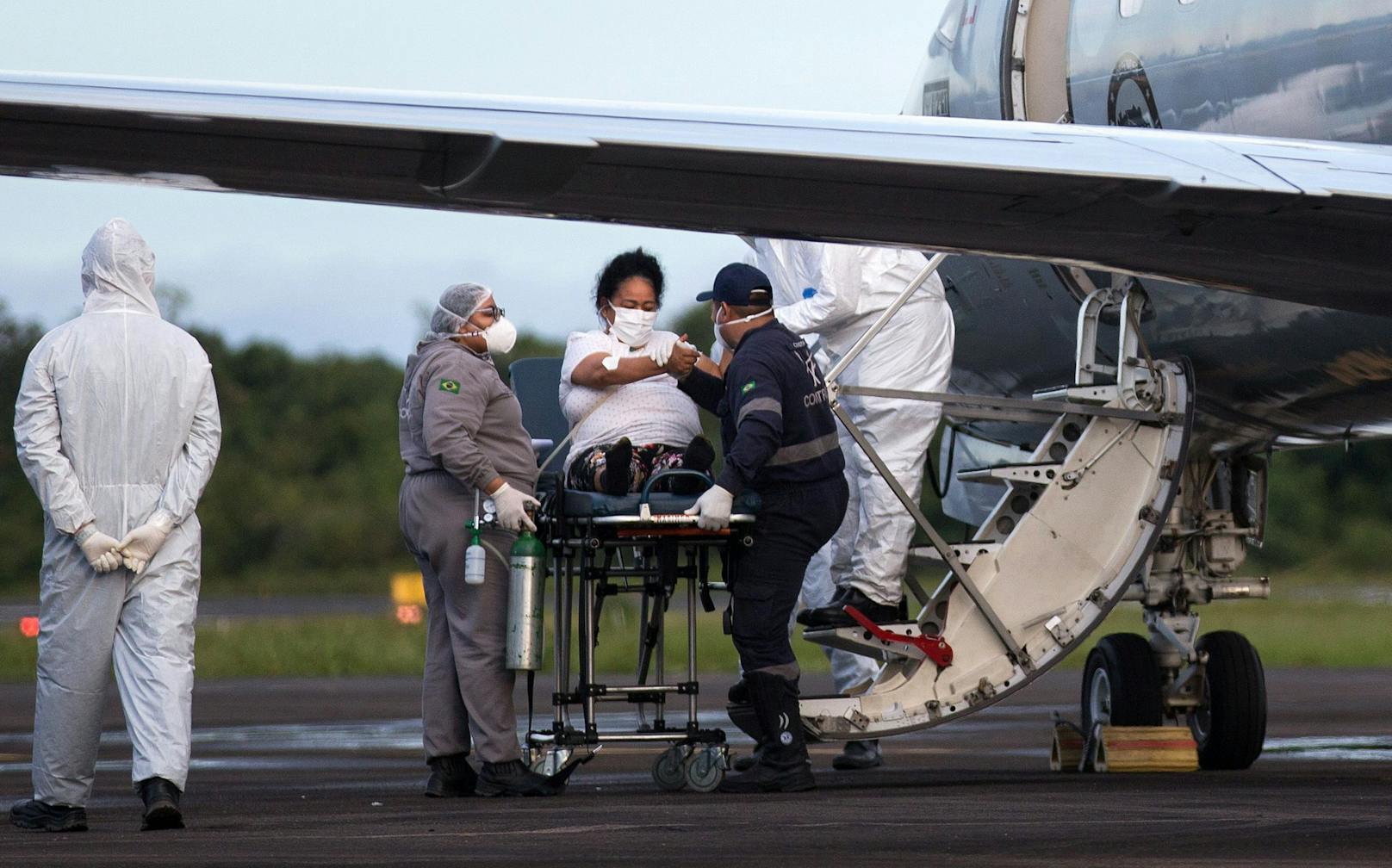 Weil Spitäler und Intensivstationen überfüllt sind, werden Covid-19-Patienten zur Behandlung in andere Landesteile gebracht.