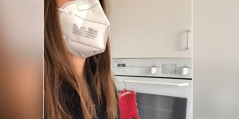 "Unsere Familie trägt seit einer Woche auch daheim ständig FFP2-Masken", sagt Mutter R. F. * aus dem Kanton Zürich.