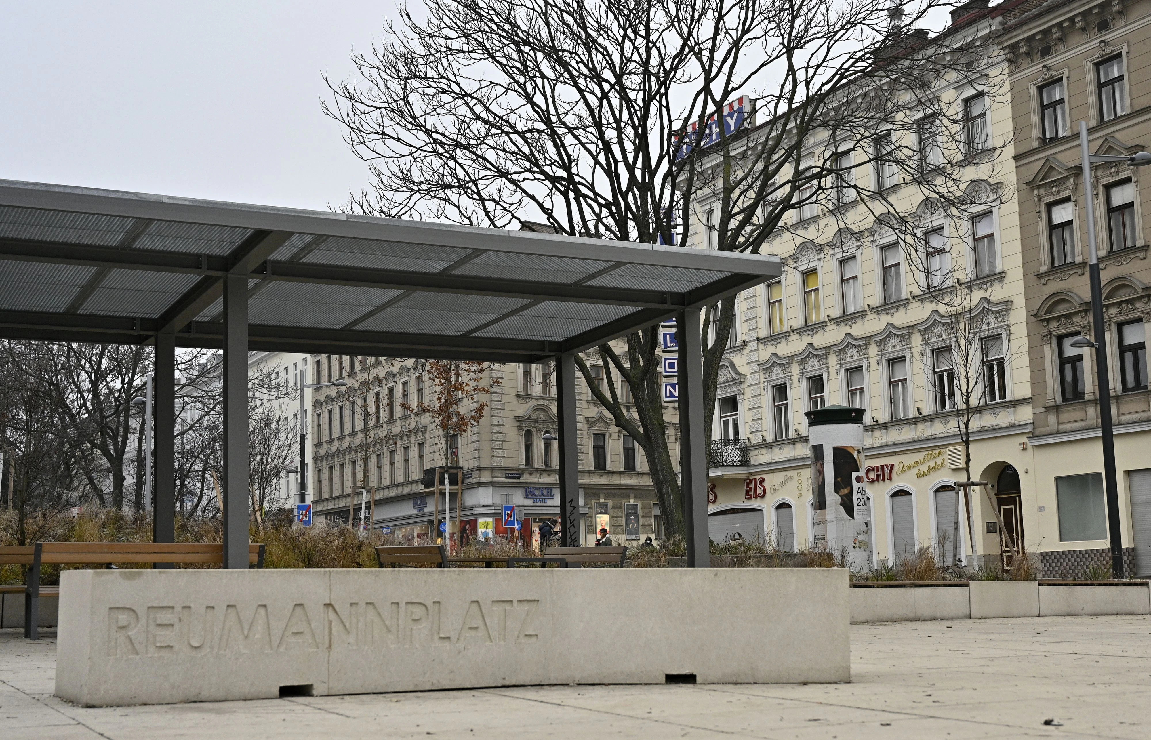 Download von www.picturedesk.com am 28.01.2021 (10:56).  ABD0050_20210101 - WIEN - ÖSTERREICH: ZU APA0138 VOM 1.1.2021 - Der Reumannplatz aufgenommen am Freitag, 1. Jänner 2021, in Wien. Nachdem es in der Silvesternacht zu etlichen Sachbeschädigungen durch pyrotechnische Gegenstände in der Gegend um den Reumannplatz gekommen war, rückte die Polizei zu einem Großeinsatz aus. Der Mob beschoss Beamte mit Raketen bzw. Böllern, es kam zu zahlreichen vorübergehenden Festnahmen. - FOTO: APA/HANS PUNZ - 20210101_PD2566 - Rechteinfo: Rights Managed (RM)
