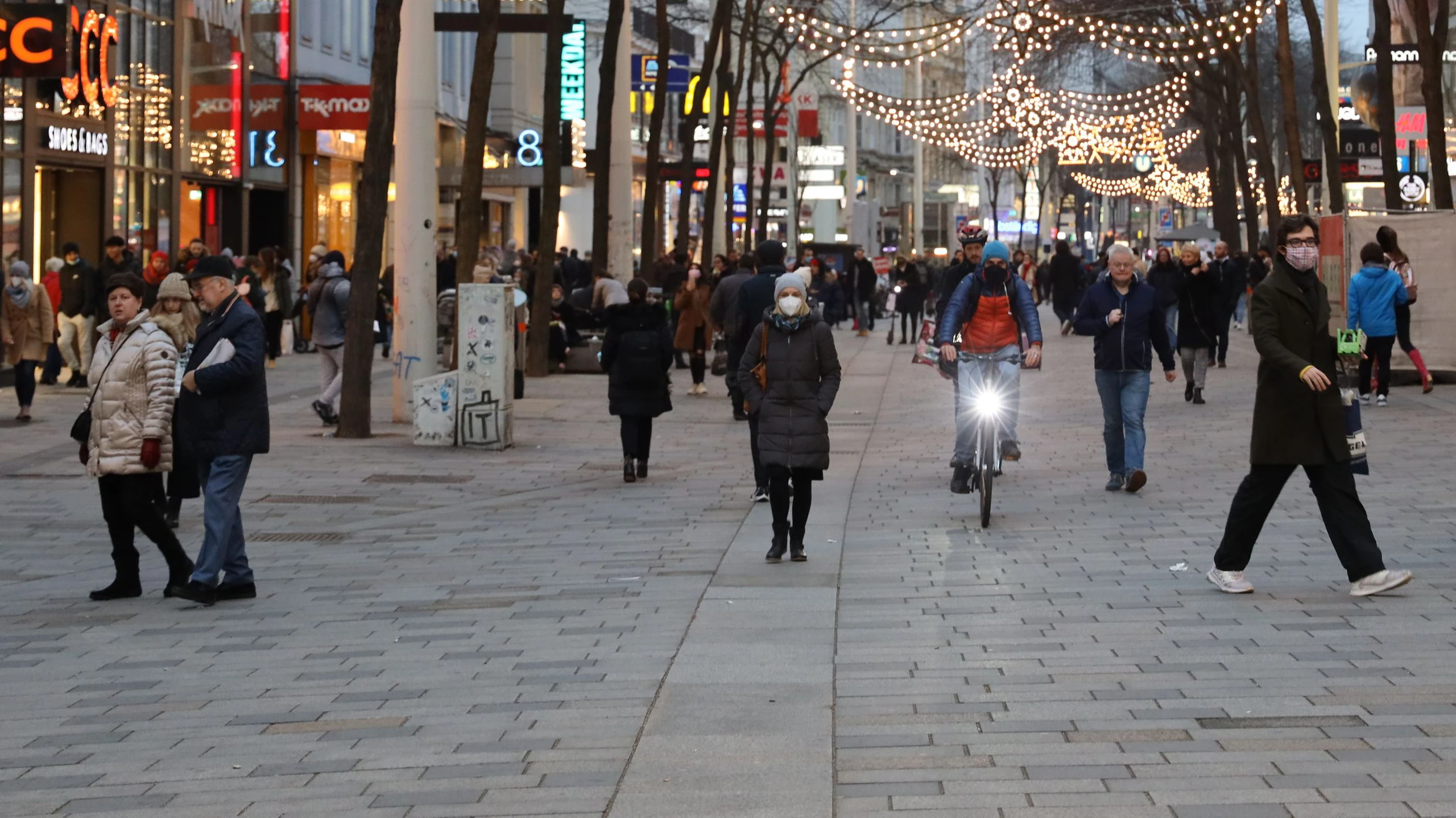 Menschen auf der Mariahilferstraße
