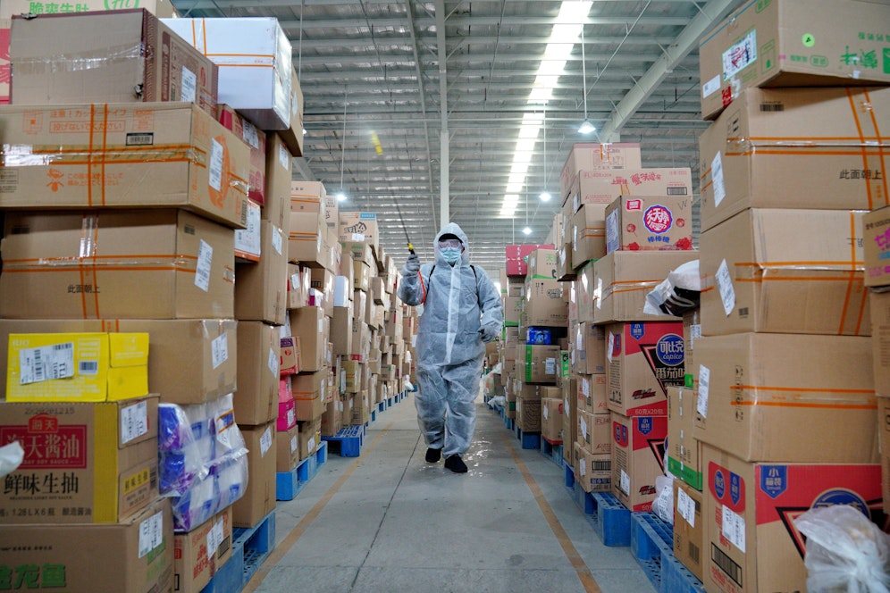 Waren-Versandhaus in China: Vor allem günstige Artikel aus dem Ausland werden teurer.