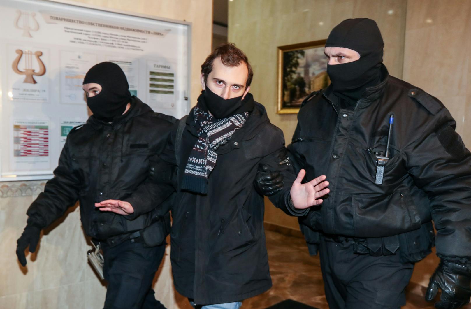 Hier wird gerade Nawalnys Assistent abgeführt. 