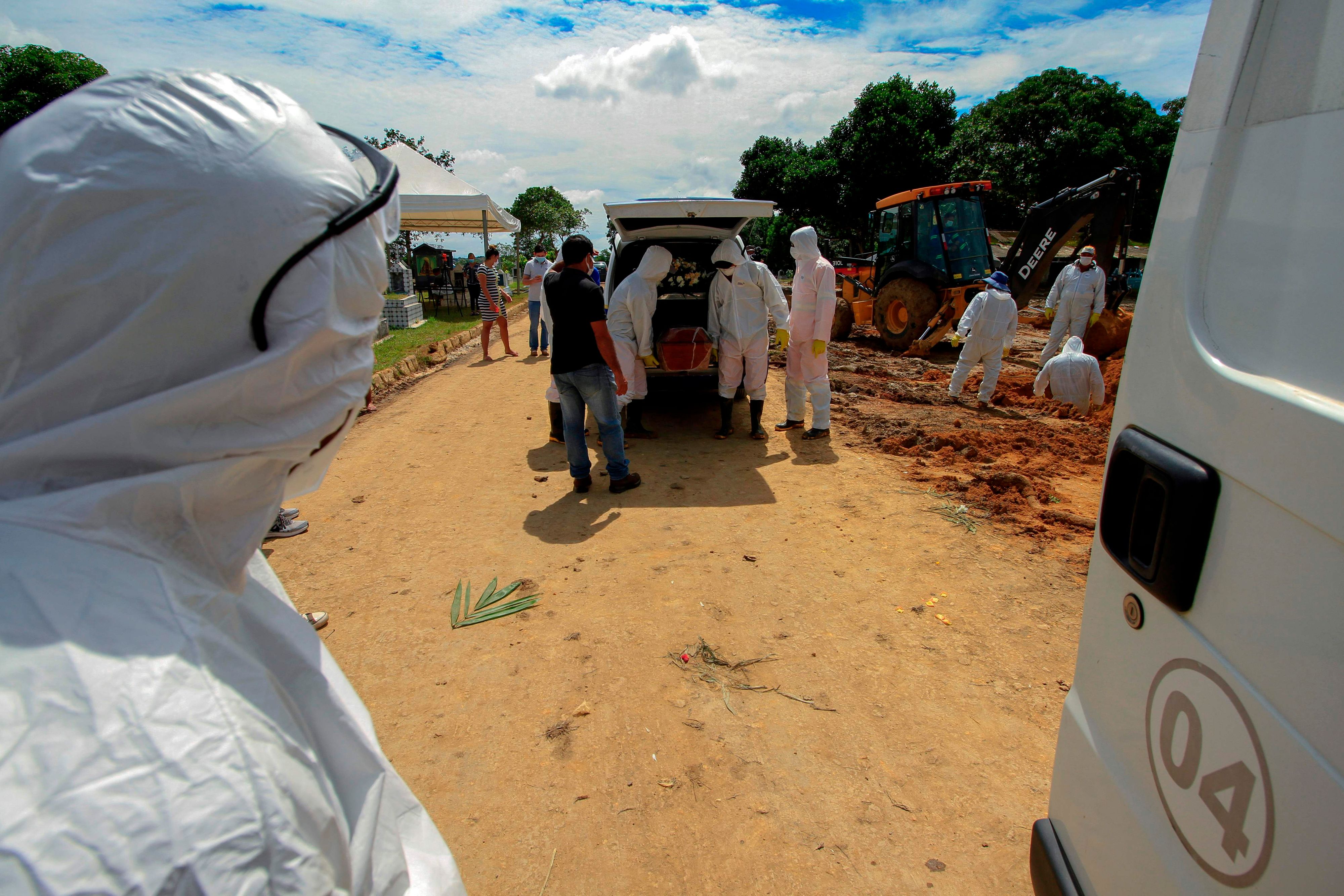 Download von www.picturedesk.com am 28.01.2021 (08:24).  Gravediggers carry the coffin of a COVID-19 victim at the Nossa Senhora Aparecida cemetery in Manaus, Amazonas state, Brazil, on January 22, 2021, amid the novel coronavirus pandemic. (Photo by MARCIO JAMES / AFP) - 20210122_PD9024 - Rechteinfo: Rights Managed (RM) Nur für redaktionelle Nutzung! Werbliche Nutzung erfordert Freigabe: bitte schicken Sie uns eine Anfrage.