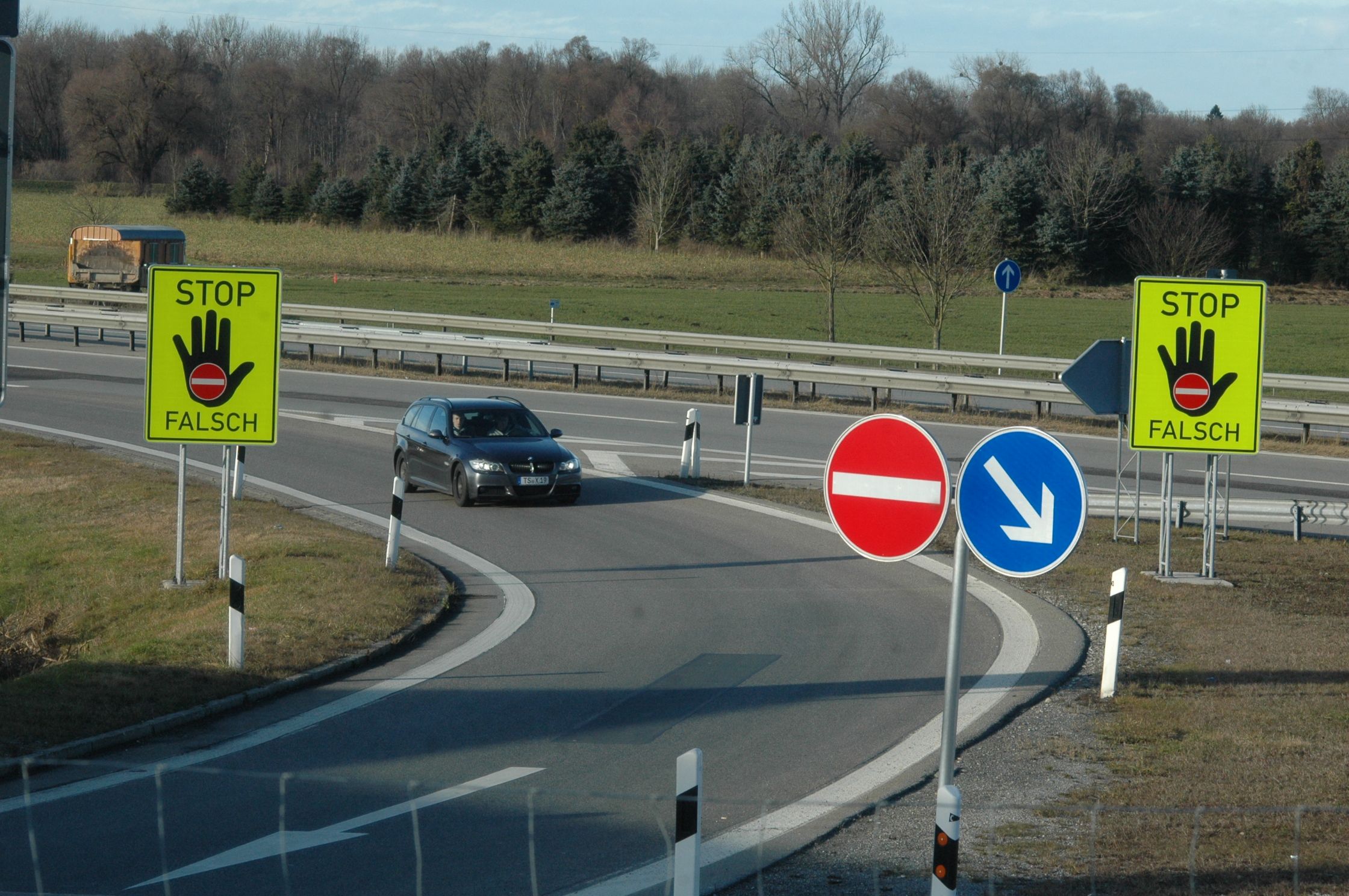 Download von www.picturedesk.com am 28.01.2021 (12:36).  ACT action_16708411 -- Feldversuch: Warnschilder gegen Geisterfahrer an einem Verkehrsabschitt der A3 in Bayern / 251112 - 20121125_PD7446 - Rechteinfo: Rights Managed (RM)