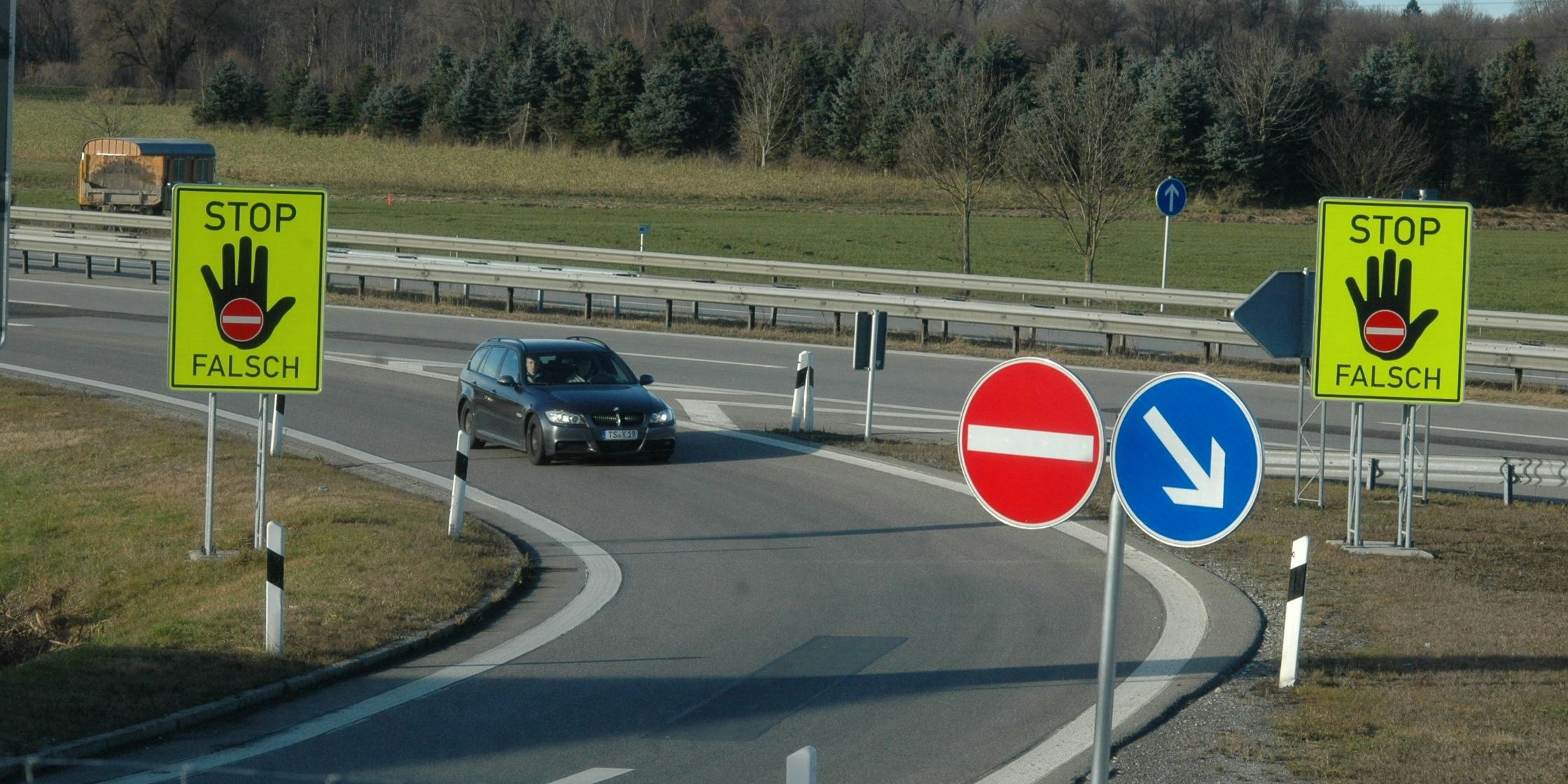 Download von www.picturedesk.com am 28.01.2021 (12:36).  ACT action_16708411 -- Feldversuch: Warnschilder gegen Geisterfahrer an einem Verkehrsabschitt der A3 in Bayern / 251112 - 20121125_PD7446 - Rechteinfo: Rights Managed (RM)