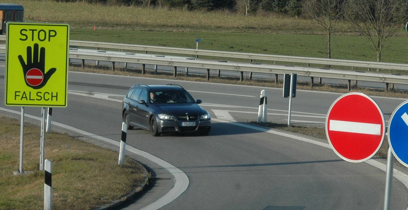 Download von www.picturedesk.com am 28.01.2021 (12:36).  ACT action_16708411 -- Feldversuch: Warnschilder gegen Geisterfahrer an einem Verkehrsabschitt der A3 in Bayern / 251112 - 20121125_PD7446 - Rechteinfo: Rights Managed (RM)