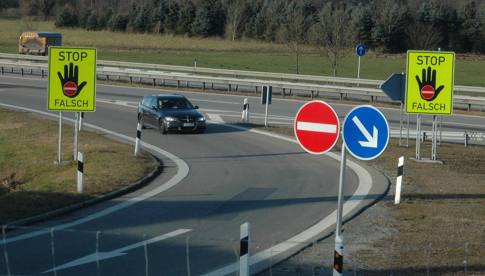Warnschilder gegen Geisterfahrer an einem Verkehrsabschnitt der A3 in Bayern