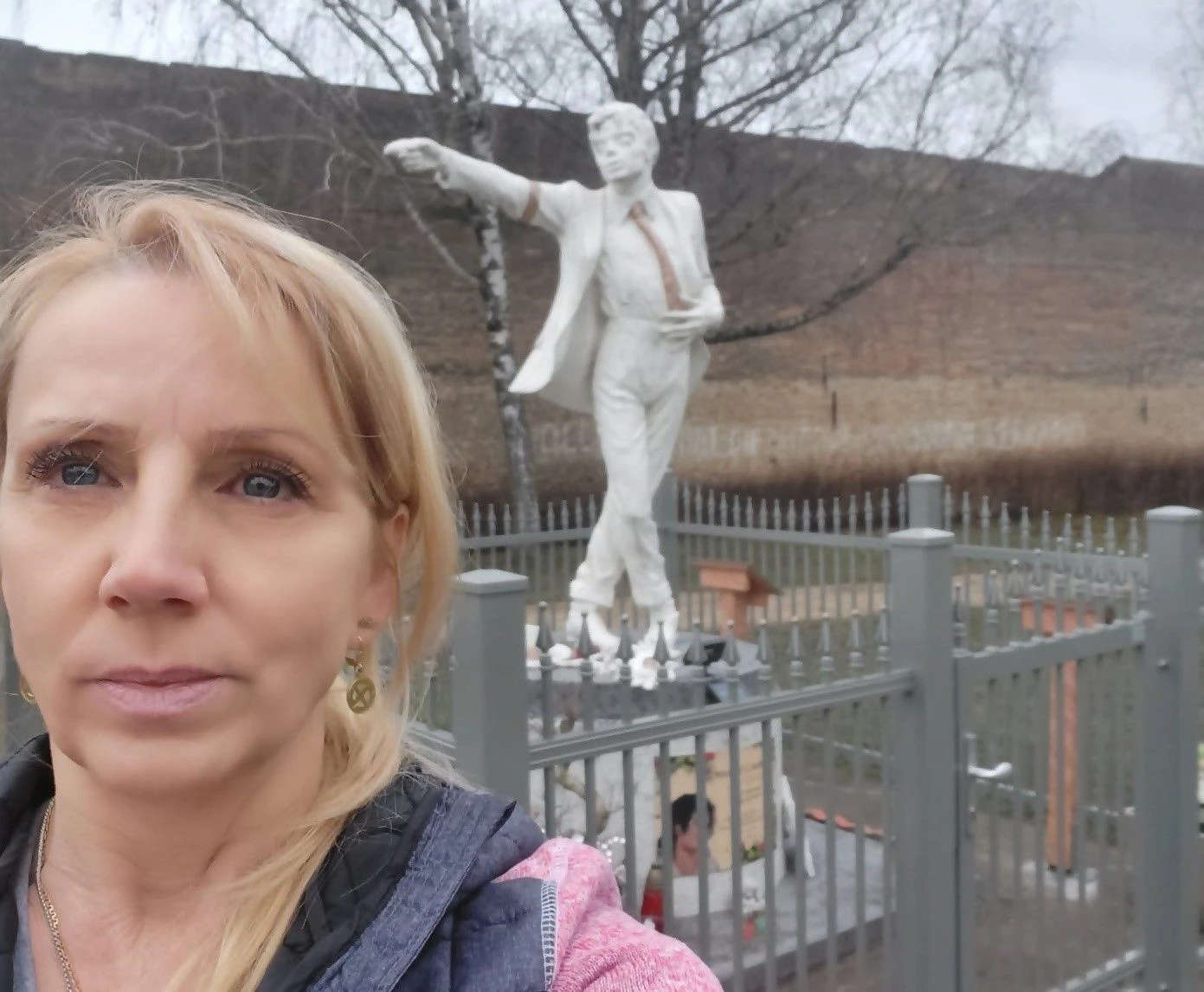 Initiatorin Martina Kainz vor der eingezäunten Statue.