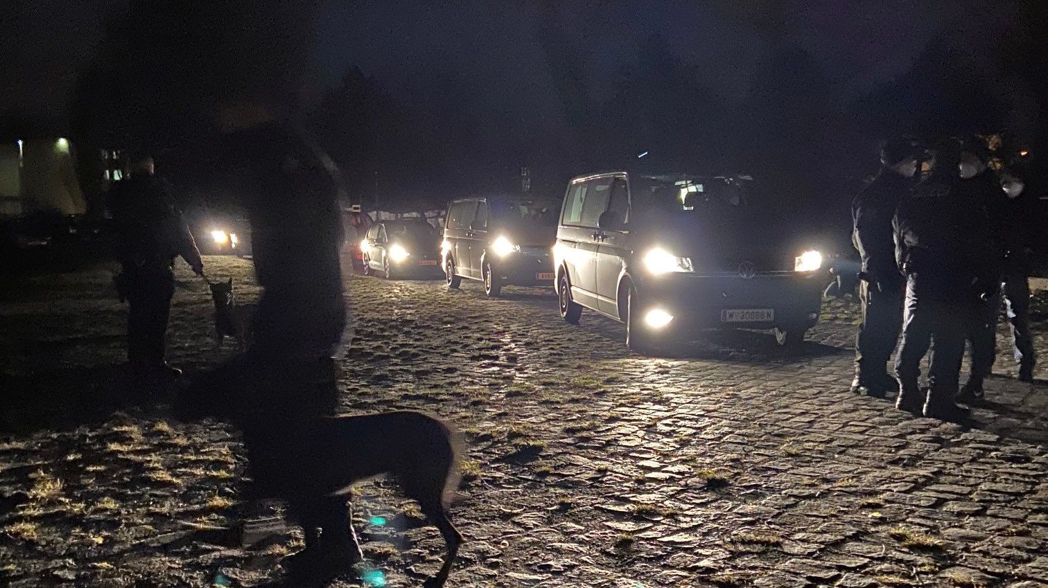 In der Zinnergasse stehen sich Abschiebe-Gegner und Polizei gegenüber.