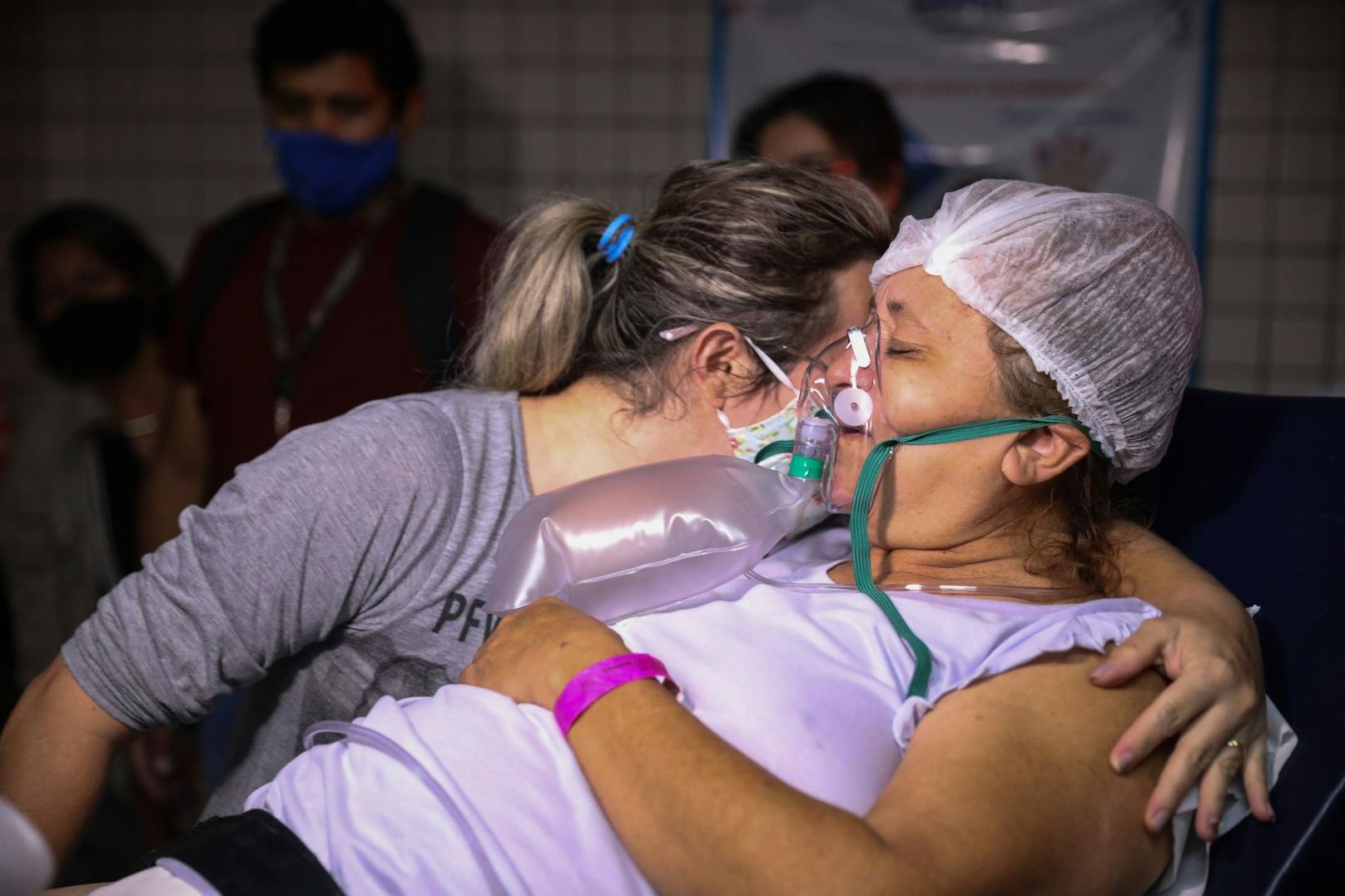 Nach Angaben des Lateinamerika-Hilfswerks Adveniat ist das Gesundheitssystem in Manaus komplett zusammengebrochen.