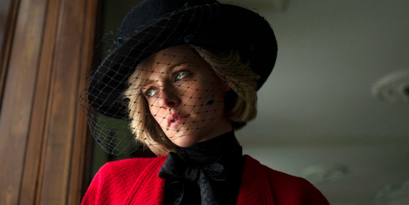 <strong>Kirsten Stewart</strong> ist kaum wiederzuerkennen: Im ihrem neuen Film "Spencer" verwandelt sie sich in Lady Di.<br>