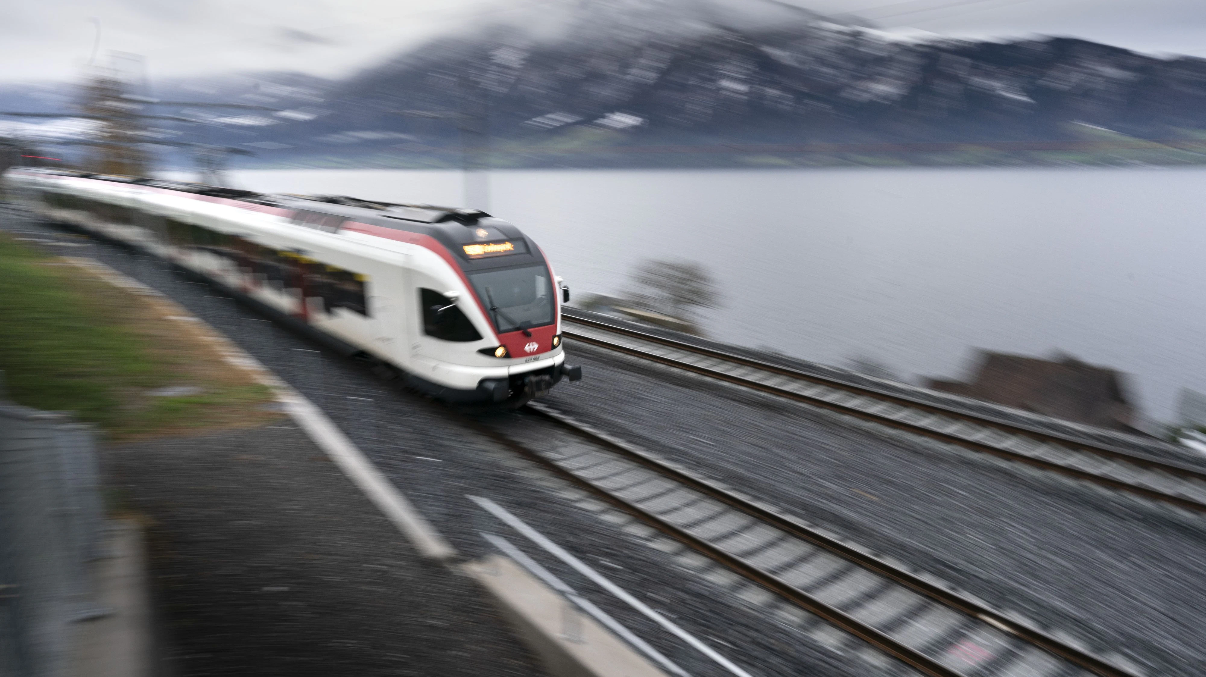 Ein Kellner fuhr trotz positivem Test mit Zügen und Taxi zurück an seinen Wohnort in Como (Symbolbild).