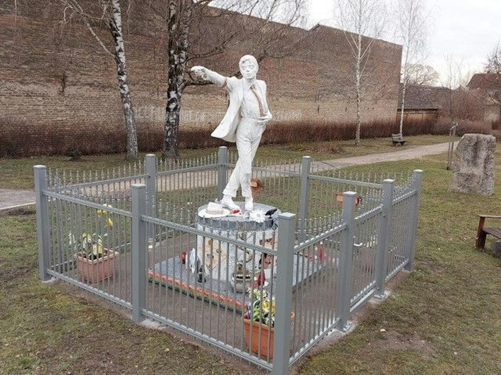 Das Denkmal von Michael Jackson wird jetzt von einem Zaun geschützt.