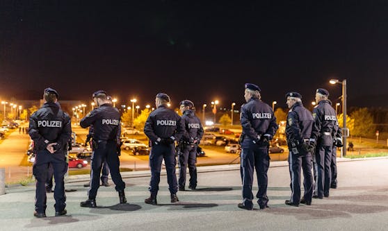 Auf einem Klagenfurter Parkplatz feierten mehrere Personen mit einigen Autos eine Corona-Party.