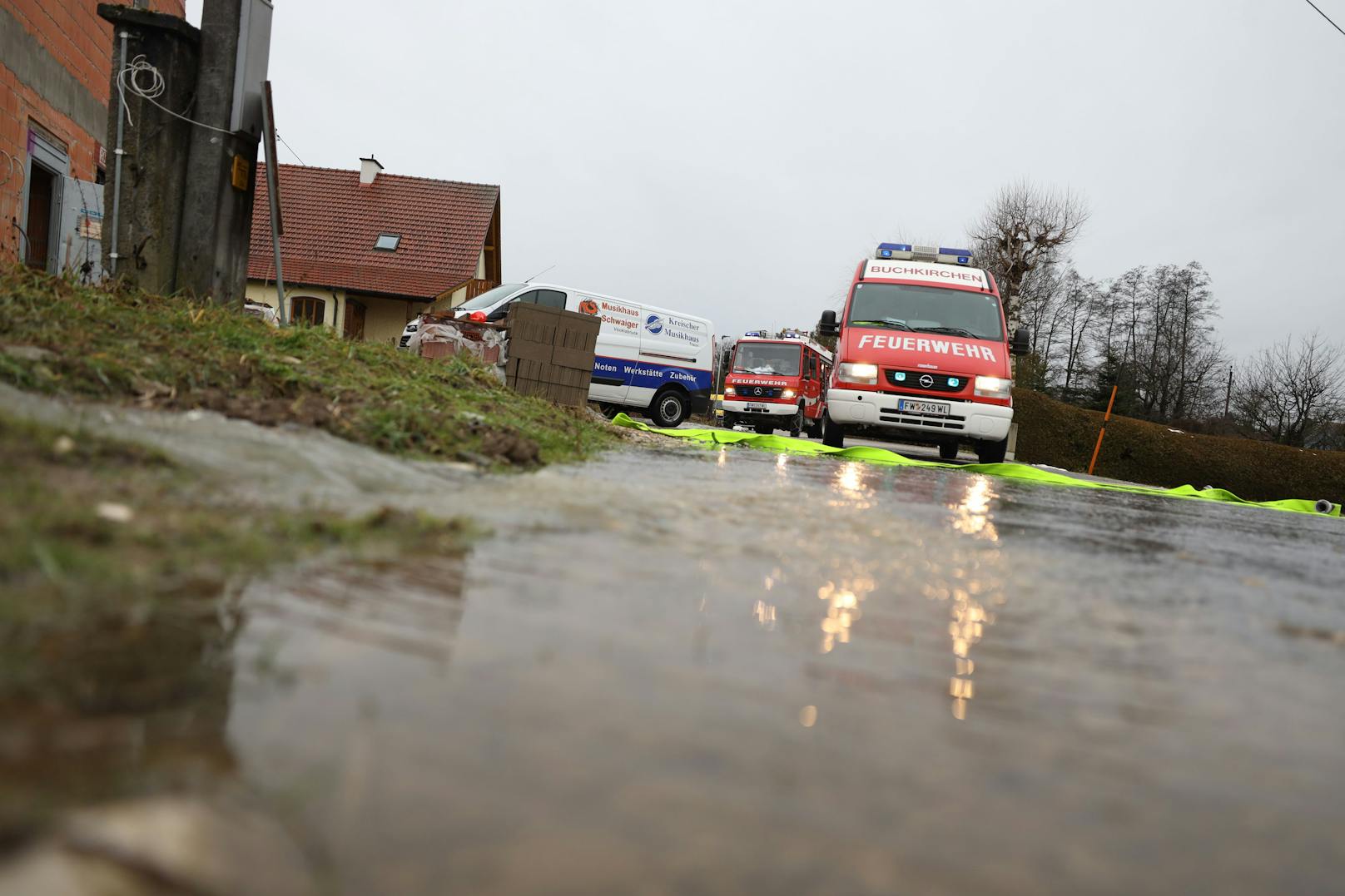 In Buchkirchen (Bezirk Wels-Land) musste ein&nbsp;überfluteter Neubau ausgepumpt werden.