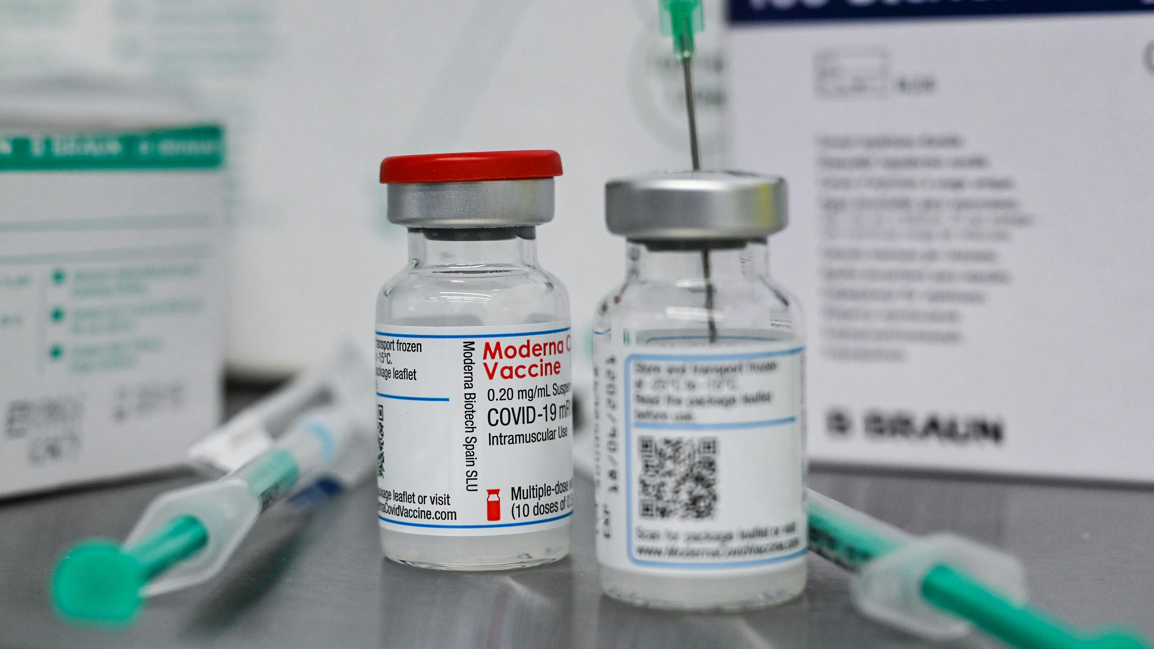 Der Moderna-Impfstoff: Weniger Dosen kommen auch von diesem Impfstoff.