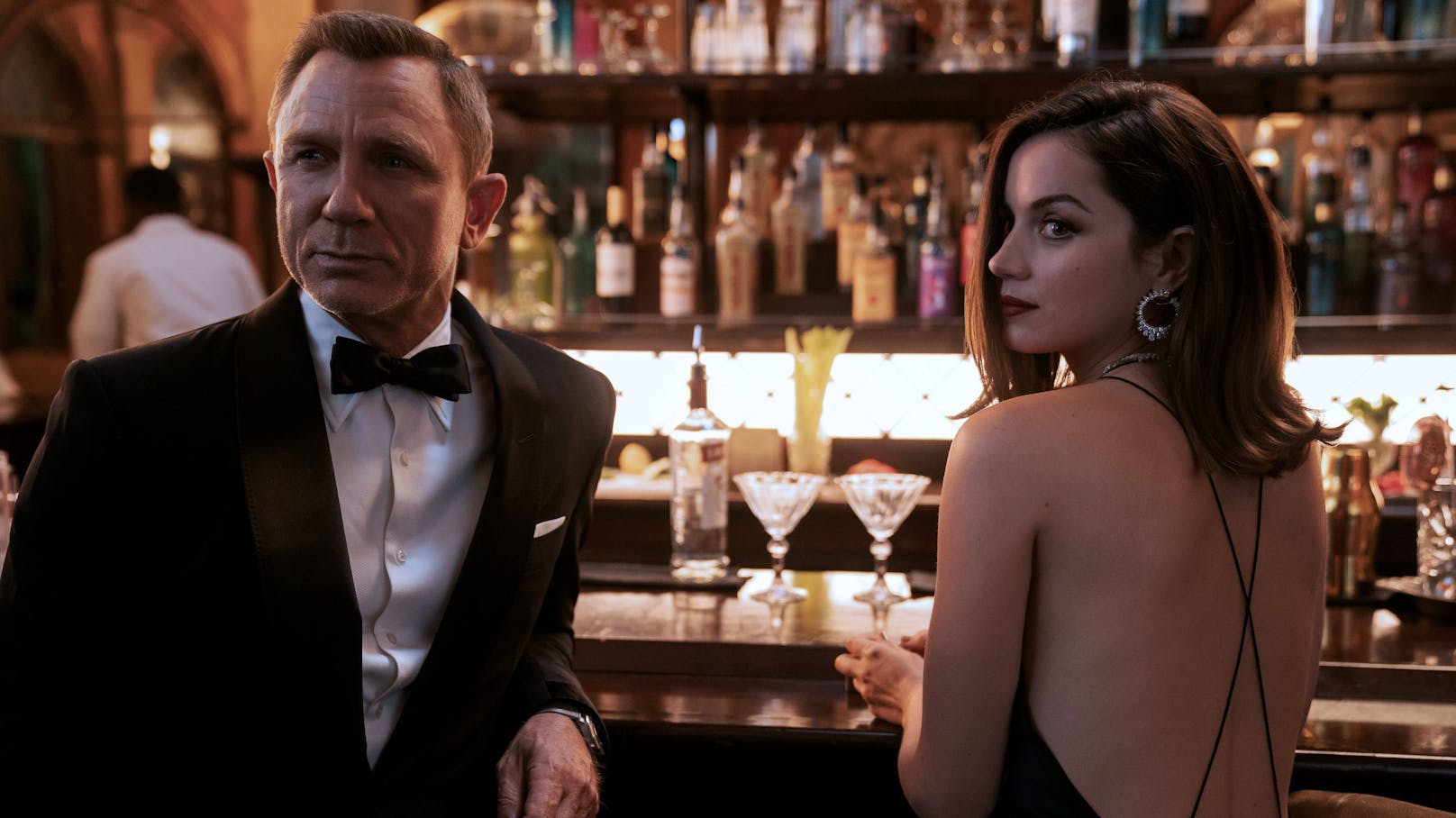 <strong>Daniel Craig</strong> (li.) muss vielleicht doch wieder als 007 vor die Kamera : Sponsoren fordern, dass Teile von "Keine Zeit zu sterben" nachgedreht werden.