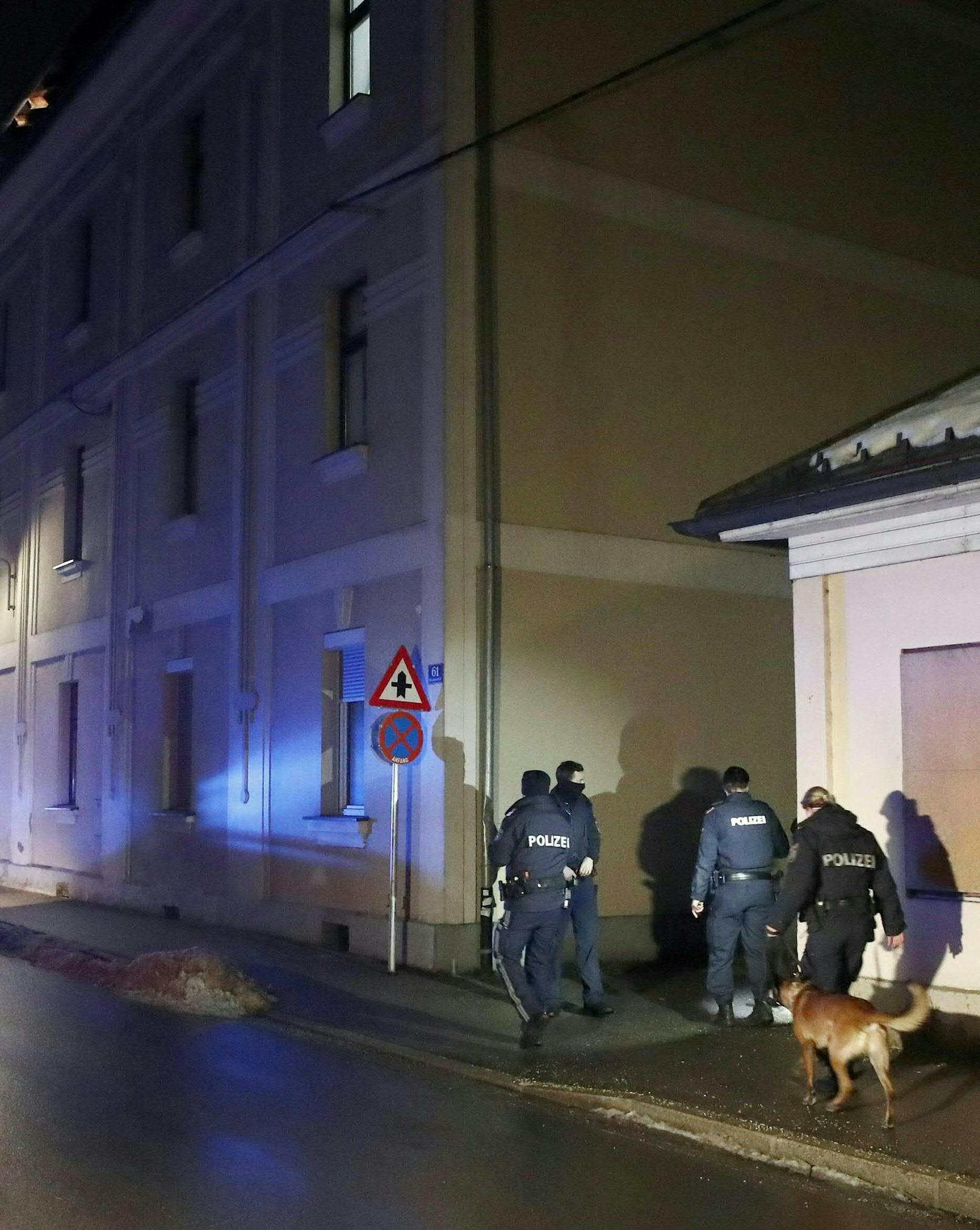Cobra-Einsatz am Freitag in Kärnten! In Klagenfurt ist es zu einer Messer-Attacke auf einen Mann gekommen. Der Täter ist noch auf der Flucht.