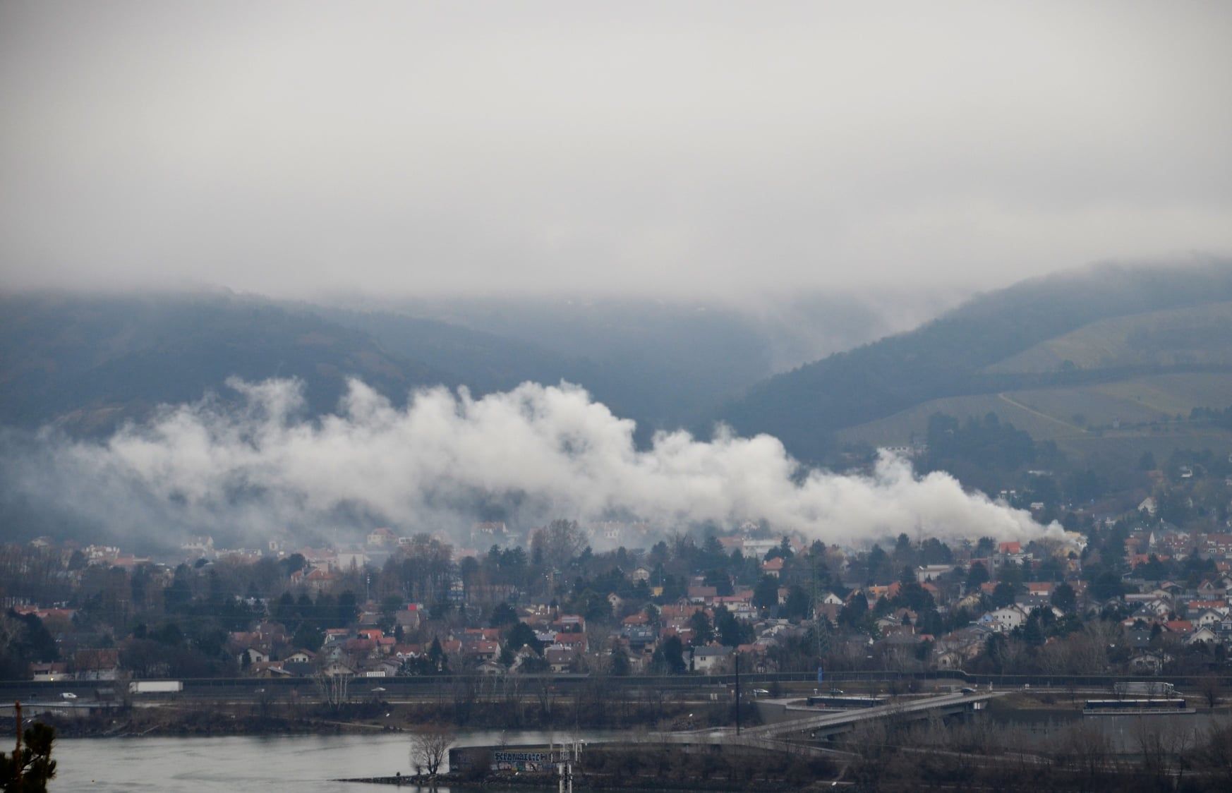 Auch in weiter Entfernung sind die dichten Rauchschwaden noch zu sehen.&nbsp;