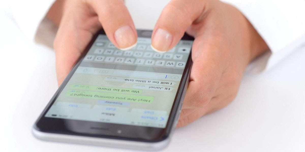 Leitet man den Code weiter, können sich Betrüger in den Whatsapp-Account einloggen und den eigentlichen Besitzer abmelden.