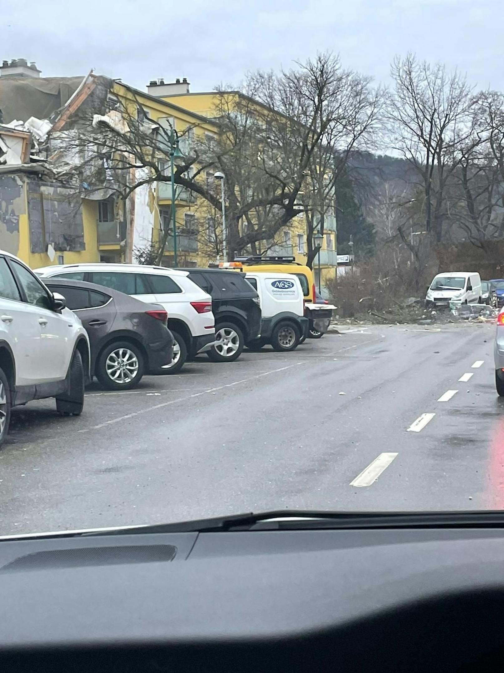 Zerstörtes Wohnhaus vom Auto aus in Langenzersdorf