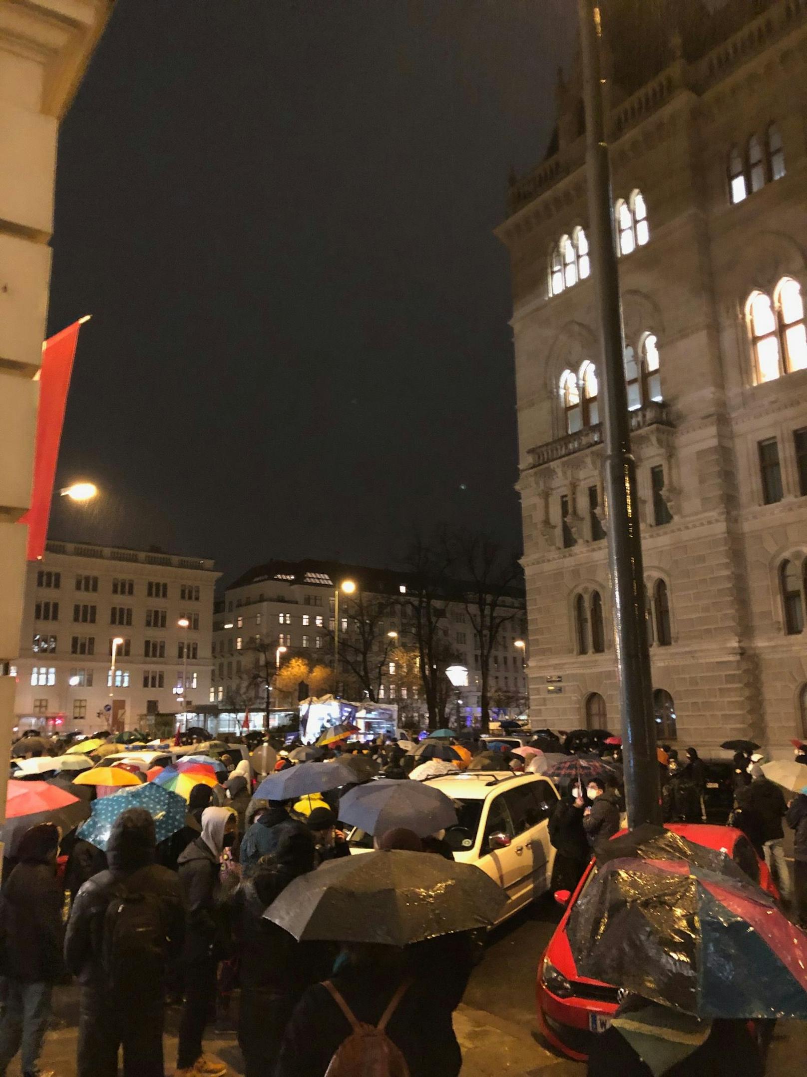 Die Kundgebung vor der ÖVP-Zentrale