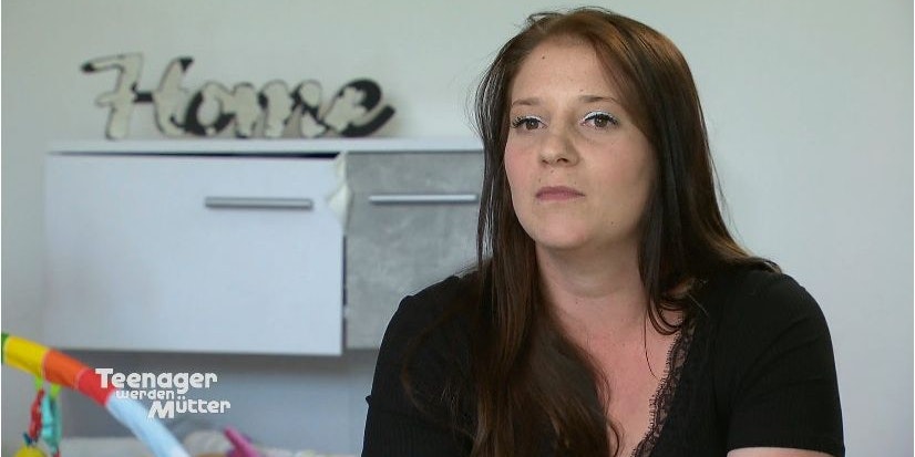 Die schief montierte "Kastltür" hinter Jungmama <strong>Vanessa</strong> lässt aufmerksamen Zuschauern keine Ruhe.<br>