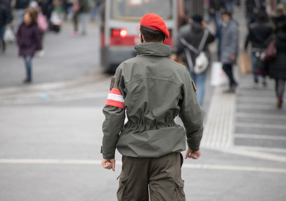 Eine illegale Party beim Budnesheer löst einen Skandal aus.