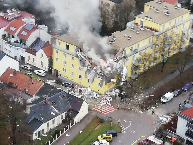 Die Explosion aus der Vogelperspektive: Ein ganzer Wohnblock in Langenzersdorf im Bezirk Korneuburg ist zerstört.