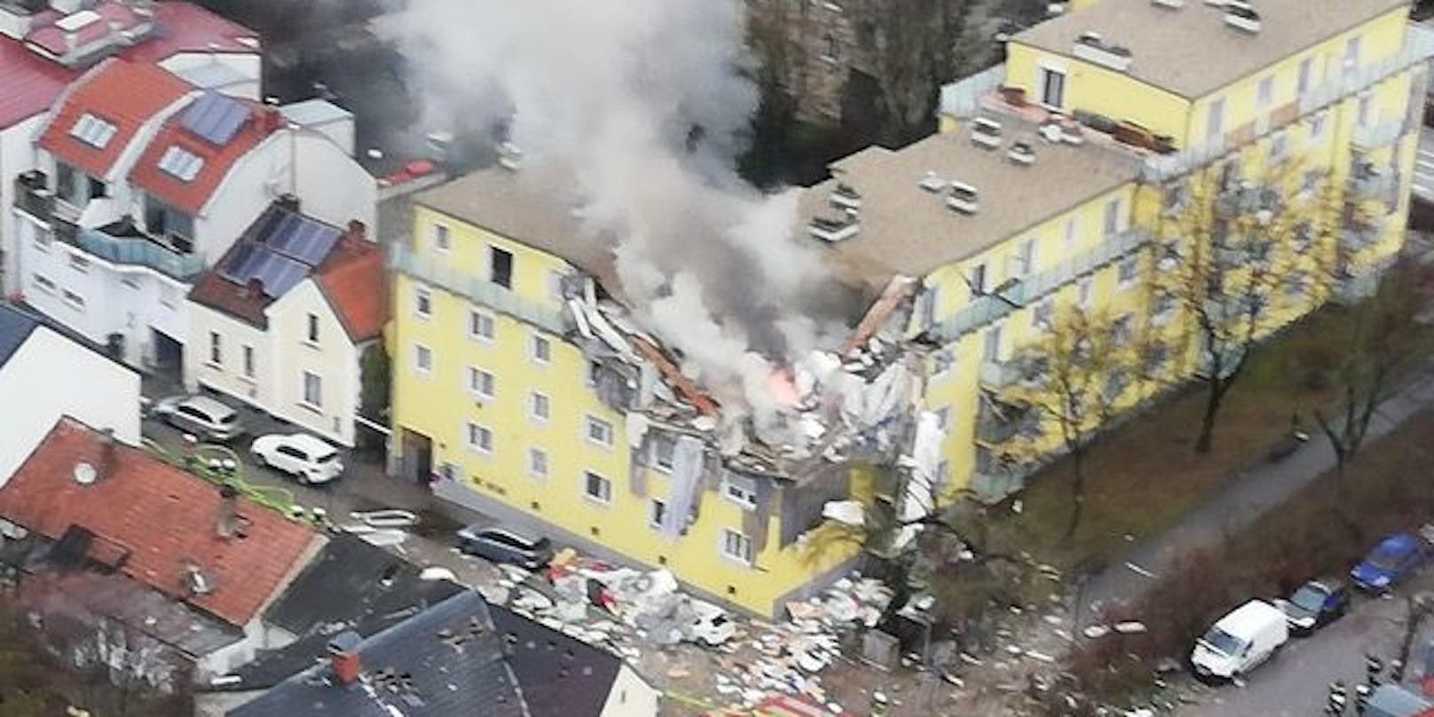 Die Explosion aus der Vogelperspektive: Ein ganzer Wohnblock in Langenzersdorf im Bezirk Korneuburg ist zerstört.