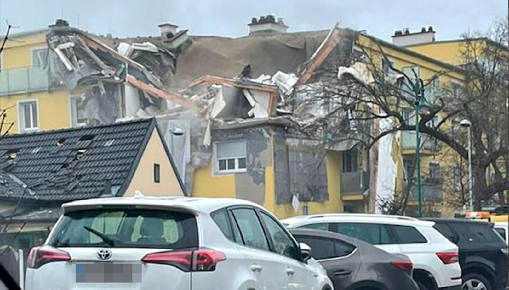 Explosion in Langenzersdorf, ganzer Wohnblock ist zerstört.