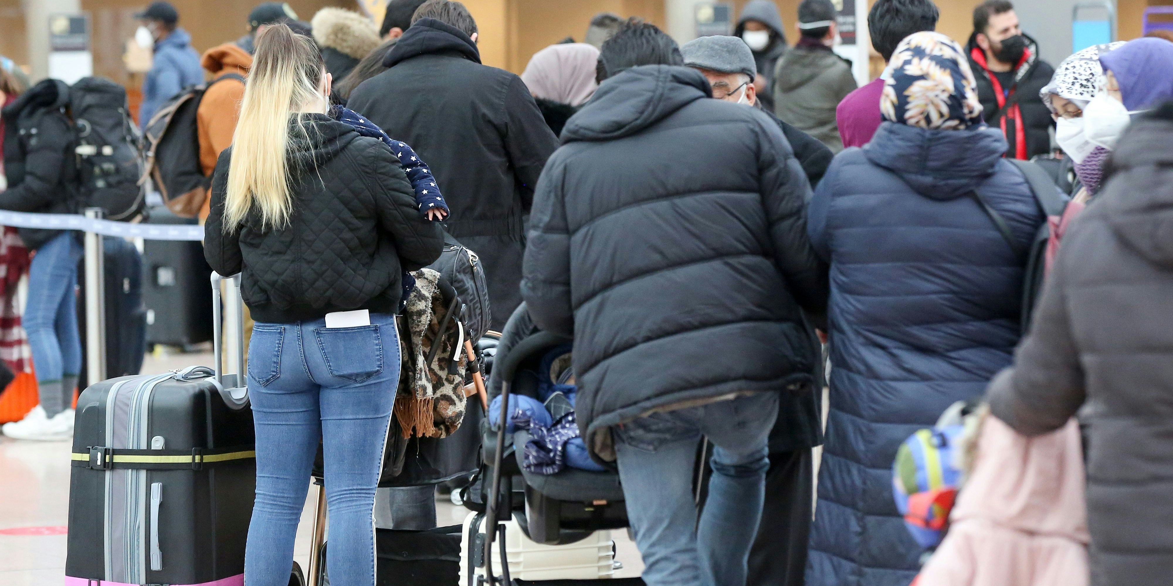 Flug-Passagiere am Flughafen Hamburg