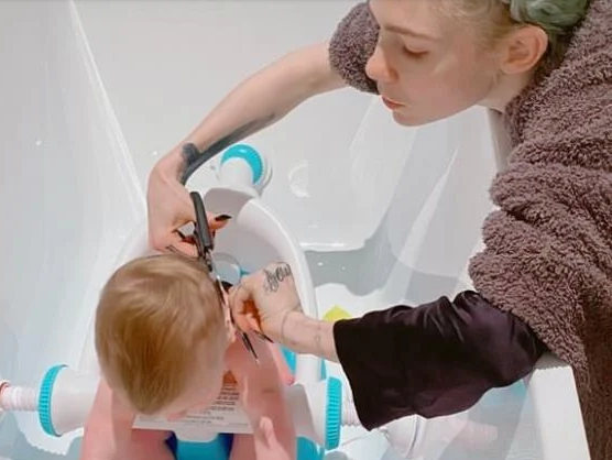 <strong>Grimes</strong>' Sohn <strong>X AE A-XII</strong> trägt ab sofort die gleiche Frisur wie die unerschrockenen Krieger aus dem Netflix-Hit "The Last Kingdom".<br>